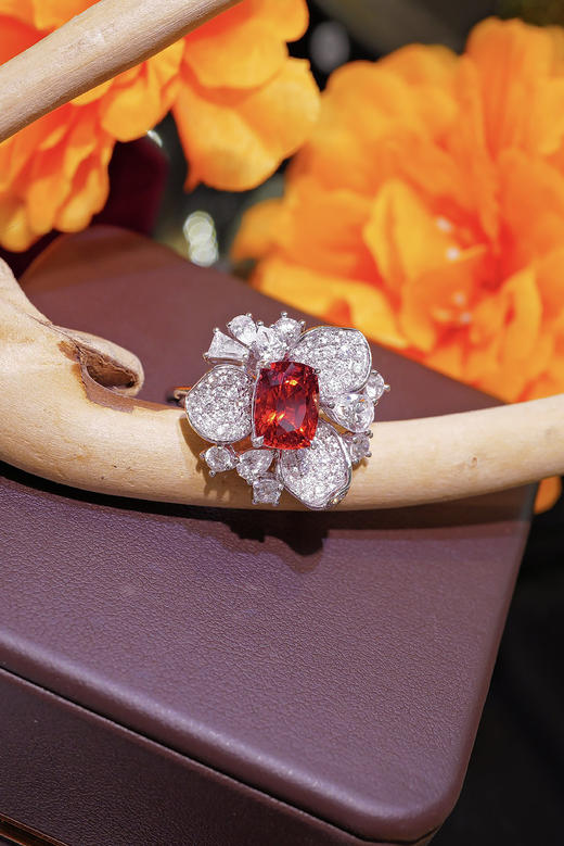 【梁小姐彩宝】收藏！18K金缅甸绝地武士尖晶石 红色满钻花朵设计gao定钻石戒指3.15克拉(3-5天左右） 商品图8