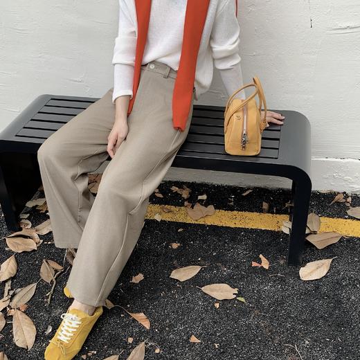 骆柒柒牛仔棉弯刀九分拉链裤 牛仔梭织面料柔软垂顺 弯刀九分裤型修饰各种身材 半松紧腰穿着更舒适 时尚百搭 商品图1