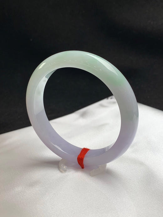 620687，56.7圈口，细糯春彩正圈平安镯，半截紫底半截绿底，半山半水色，整体清爽 商品图2