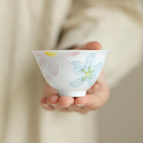 束刻/有田烧/花硕满目/圆逸杯/白瓷手绘花朵小茶杯陶瓷有田烧品茗杯功夫茶具家用茶室喝茶杯