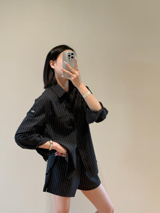 Al*o Yoga Pinstripe Daylight 宽松衬衫➕PINSTRIPE DAYLIGHT BOXER SHORT条纹短裤🩳 套装 商品图7
