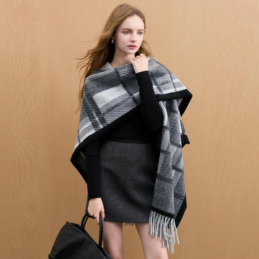 三彩2025新款英伦风经典格纹外搭针织披肩流苏保暖旅行通勤 商品图2