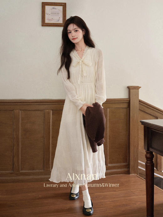 鹿向南「在逃公主」法式杏色蝴蝶结V领连衣裙女秋显瘦收腰A字长裙 商品图0