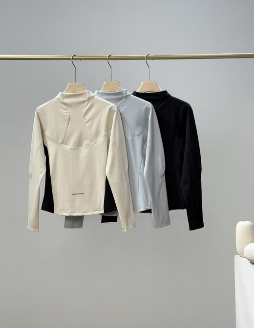 点此购买 迪桑特春秋季训练运动女士空气层运动上衣外套 qk 326401 商品图4