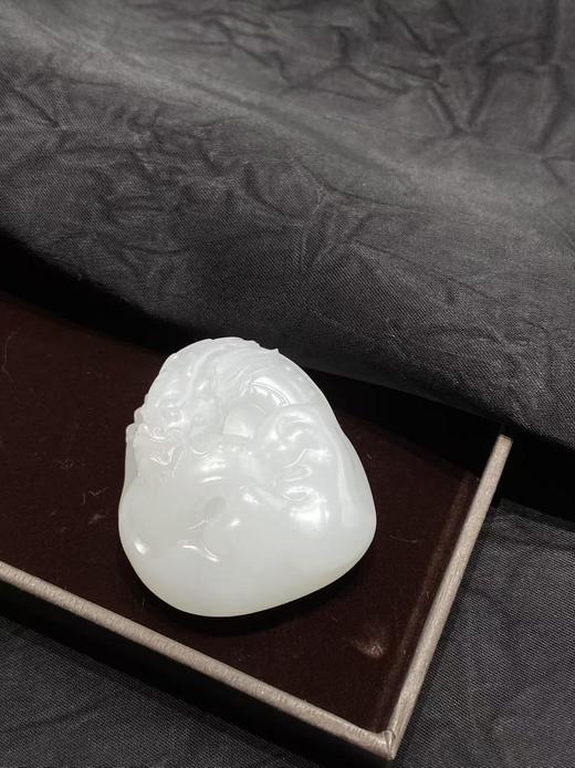 【于田产和田玉95料羊脂白龙行天下吊坠】编号HA30112S，43*40，55克，出证书，发货1~五天，48小时鉴赏期 商品图3