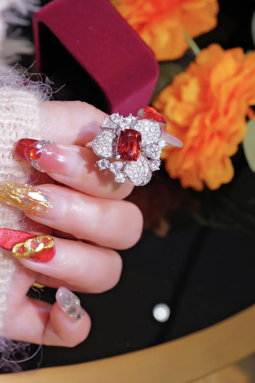 【梁小姐彩宝】收藏！18K金缅甸绝地武士尖晶石 红色满钻花朵设计gao定钻石戒指3.15克拉(3-5天左右） 商品图9