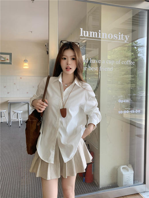 【初秋多巴胺穿搭｜把彩虹穿在身上！】纯色衬衫气质POLO领，亲肤的面料手感柔软，立体剪裁干净减龄 商品图5