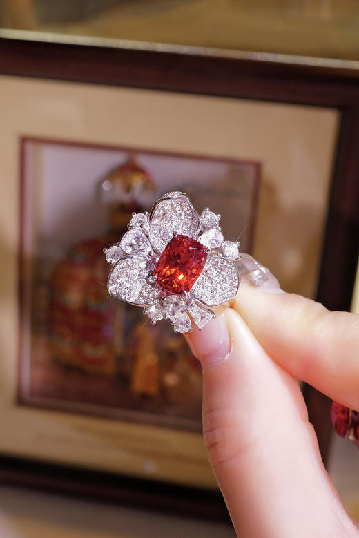 【梁小姐彩宝】收藏！18K金缅甸绝地武士尖晶石 红色满钻花朵设计gao定钻石戒指3.15克拉(3-5天左右） 商品图13