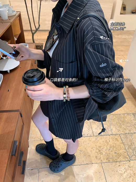 Al*o Yoga Pinstripe Daylight 宽松衬衫➕PINSTRIPE DAYLIGHT BOXER SHORT条纹短裤🩳 套装 商品图5