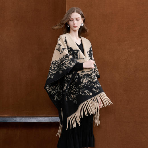 三彩2025新款艺术战马字母大廓形外搭针织披肩流苏保暖旅行时尚 商品图4