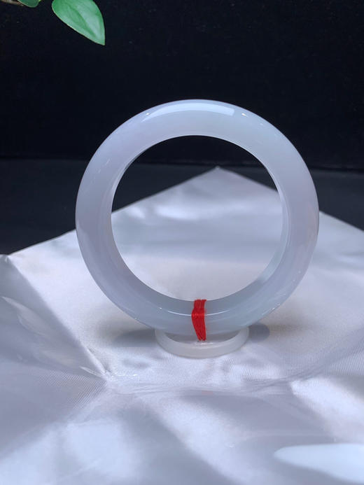 620686，54.8白月光手镯 ，清新白底色，底妆均匀细腻，清清爽爽 商品图3