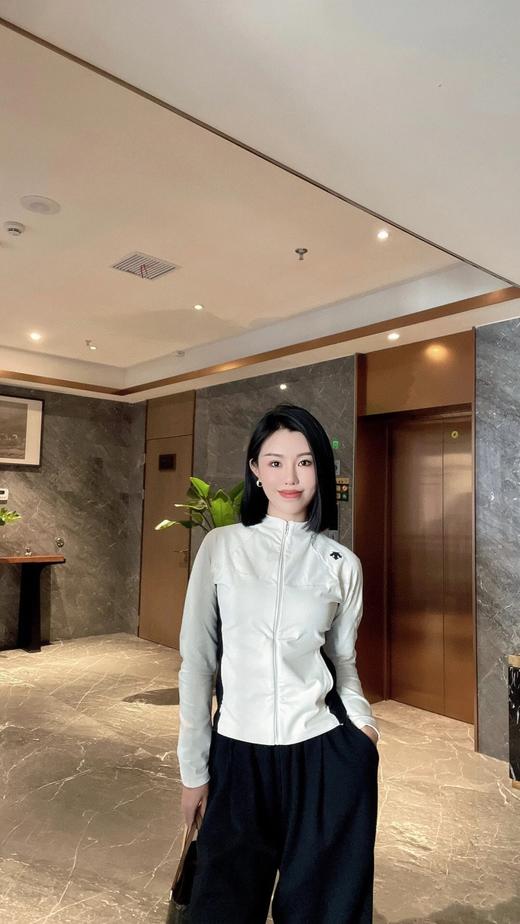 点此购买 迪桑特春秋季训练运动女士空气层运动上衣外套 qk 326401 商品图9