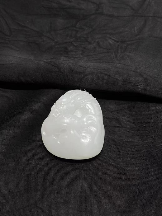 【于田产和田玉95料羊脂白龙行天下吊坠】编号HA30112S，43*40，55克，出证书，发货1~五天，48小时鉴赏期 商品图4