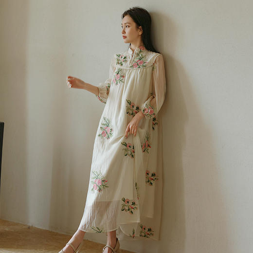 会员福利【重工刺绣！宫廷风】拉夏贝尔/La Chapelle立领刺绣新中式长袖连衣裙2025年新款 商品图10