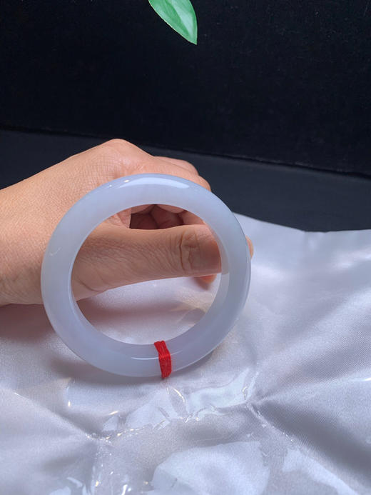 620686，54.8白月光手镯 ，清新白底色，底妆均匀细腻，清清爽爽 商品图5