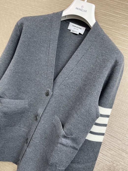 女款四道杠V领针织开衫毛衣022 商品图2