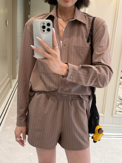 Al*o Yoga Pinstripe Daylight 宽松衬衫➕PINSTRIPE DAYLIGHT BOXER SHORT条纹短裤🩳 套装 商品图8