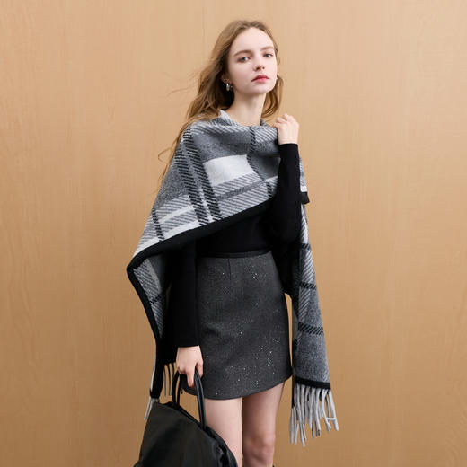 三彩2025新款英伦风经典格纹外搭针织披肩流苏保暖旅行通勤 商品图4