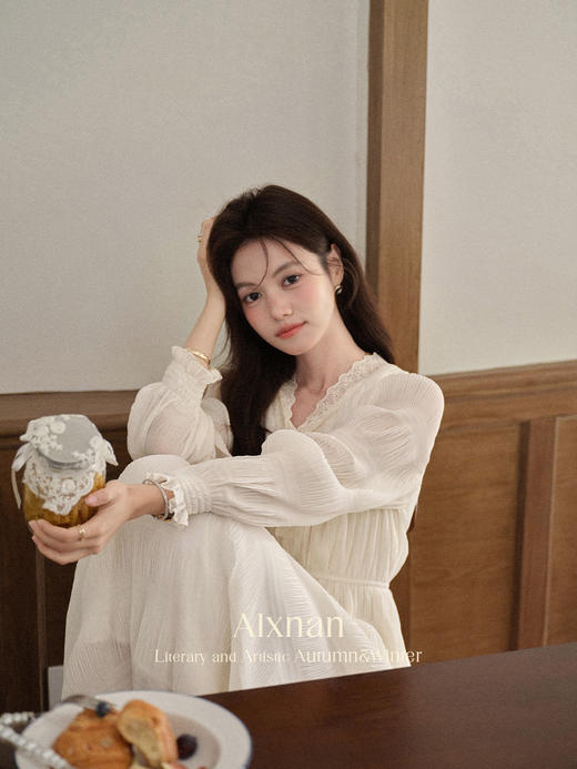 鹿向南「在逃公主」法式杏色蝴蝶结V领连衣裙女秋显瘦收腰A字长裙 商品图4