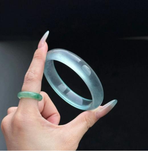 😎【珀派霖菲 高冰玉髓手镯】玉髓是天然玉石里的“平民款”，🤩颜色像彩虹糖一样丰富，价格比翡翠、和田玉便宜几倍，✅戴出去别人还以为是大牌货！ 商品图8