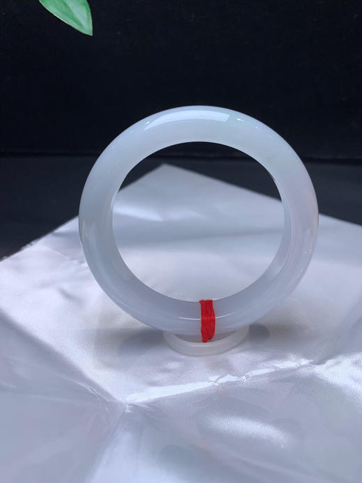 620685，53.5 白月光手镯 ，清新白底色，底妆均匀细腻，清清爽爽 商品图1