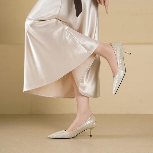 【云粉节】BF楼Westory秋季新款尖头时尚珠片小跟鞋 商品图1