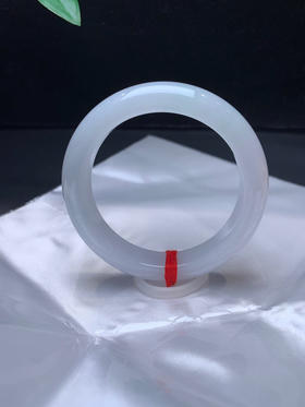 620685，53.5 白月光手镯 ，清新白底色，底妆均匀细腻，清清爽爽