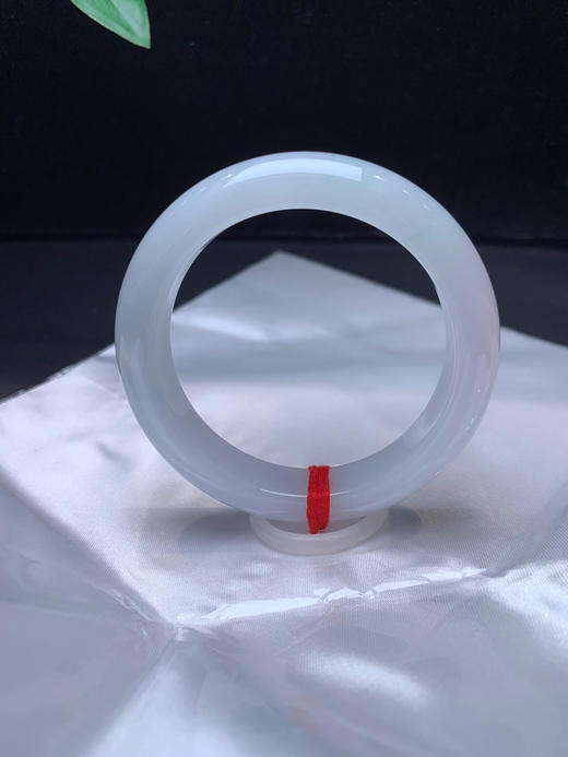 620685，53.5 白月光手镯 ，清新白底色，底妆均匀细腻，清清爽爽 商品图0