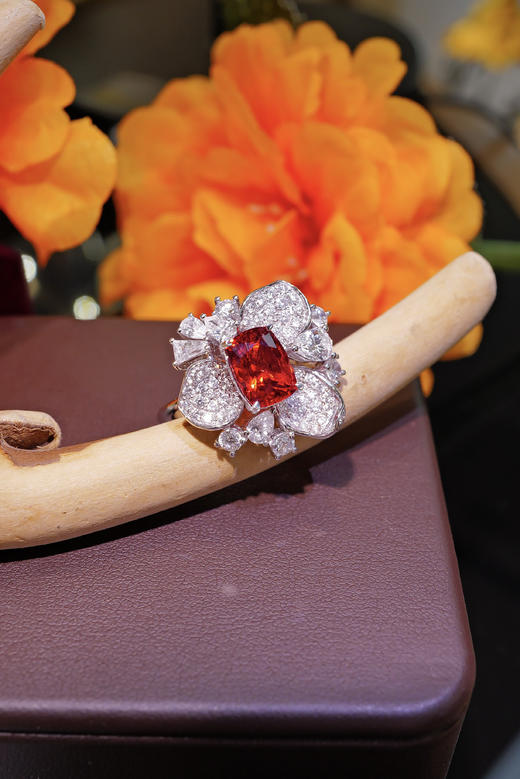 【梁小姐彩宝】收藏！18K金缅甸绝地武士尖晶石 红色满钻花朵设计gao定钻石戒指3.15克拉(3-5天左右） 商品图12