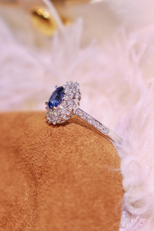 【梁小姐彩宝】18K金斯里兰卡皇家蓝蓝宝石 异形钻石戒指1.18克拉(3-5天左右) 商品图9