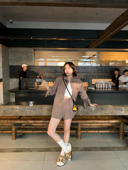 Al*o Yoga Pinstripe Daylight 宽松衬衫➕PINSTRIPE DAYLIGHT BOXER SHORT条纹短裤🩳 套装 商品图13