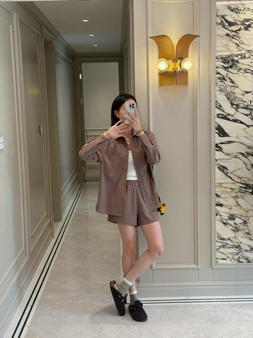 Al*o Yoga Pinstripe Daylight 宽松衬衫➕PINSTRIPE DAYLIGHT BOXER SHORT条纹短裤🩳 套装 商品图9