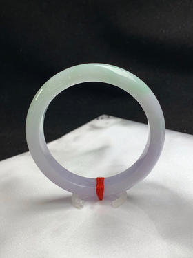 620687，56.7圈口，细糯春彩正圈平安镯，半截紫底半截绿底，半山半水色，整体清爽