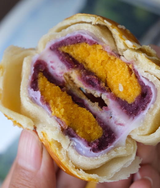 新增蛋黄酥【手工制作 九朵玫瑰一块饼】玫瑰鲜花饼 浓郁花香  酥软细腻  云南特产伴手好礼 8枚*40g*2盒 商品图1