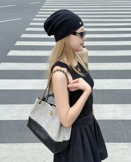 香奈儿  25A手工坊 横款购物包麂皮纹灰色（LZ） 商品图4