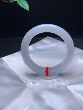 620686，54.8白月光手镯 ，清新白底色，底妆均匀细腻，清清爽爽