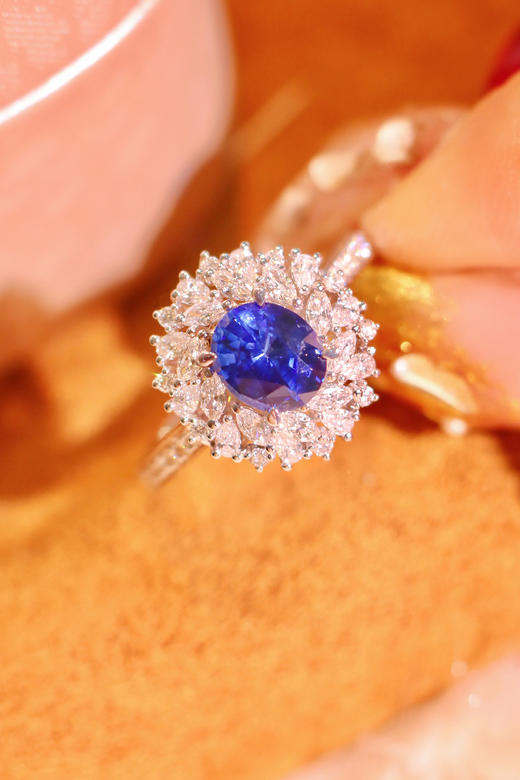 【梁小姐彩宝】18K金斯里兰卡皇家蓝蓝宝石 异形钻石戒指1.18克拉(3-5天左右) 商品图3