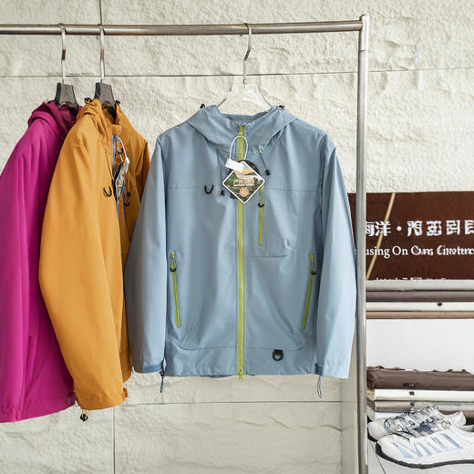 【秋天第一件外套】户外山系冲锋衣外套！2025男女情侣工装防水防风登山连帽休闲夹克外套! 商品图3