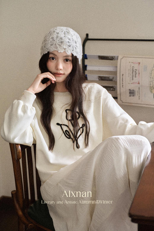 鹿向南「一握皎洁」杏色别致小花卫衣女秋季宽松百搭圆领长袖上衣 商品图2