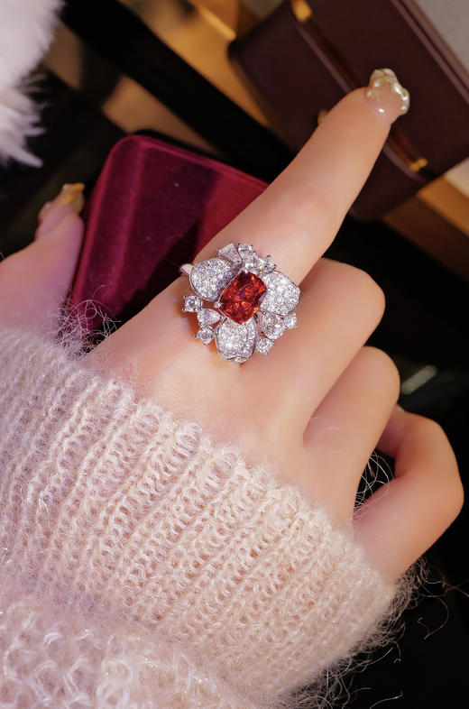 【梁小姐彩宝】收藏！18K金缅甸绝地武士尖晶石 红色满钻花朵设计gao定钻石戒指3.15克拉(3-5天左右） 商品图11