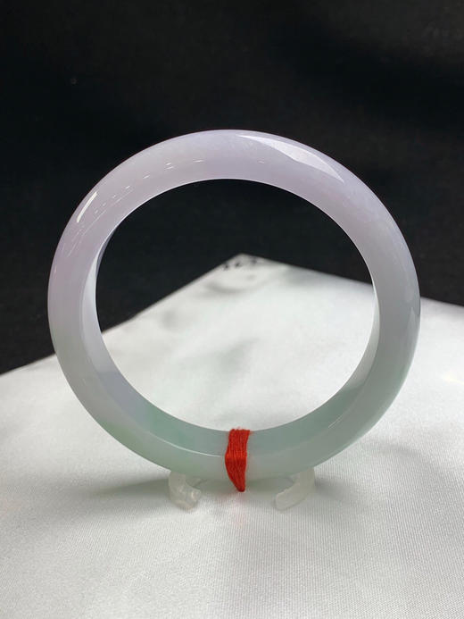 620687，56.7圈口，细糯春彩正圈平安镯，半截紫底半截绿底，半山半水色，整体清爽 商品图3