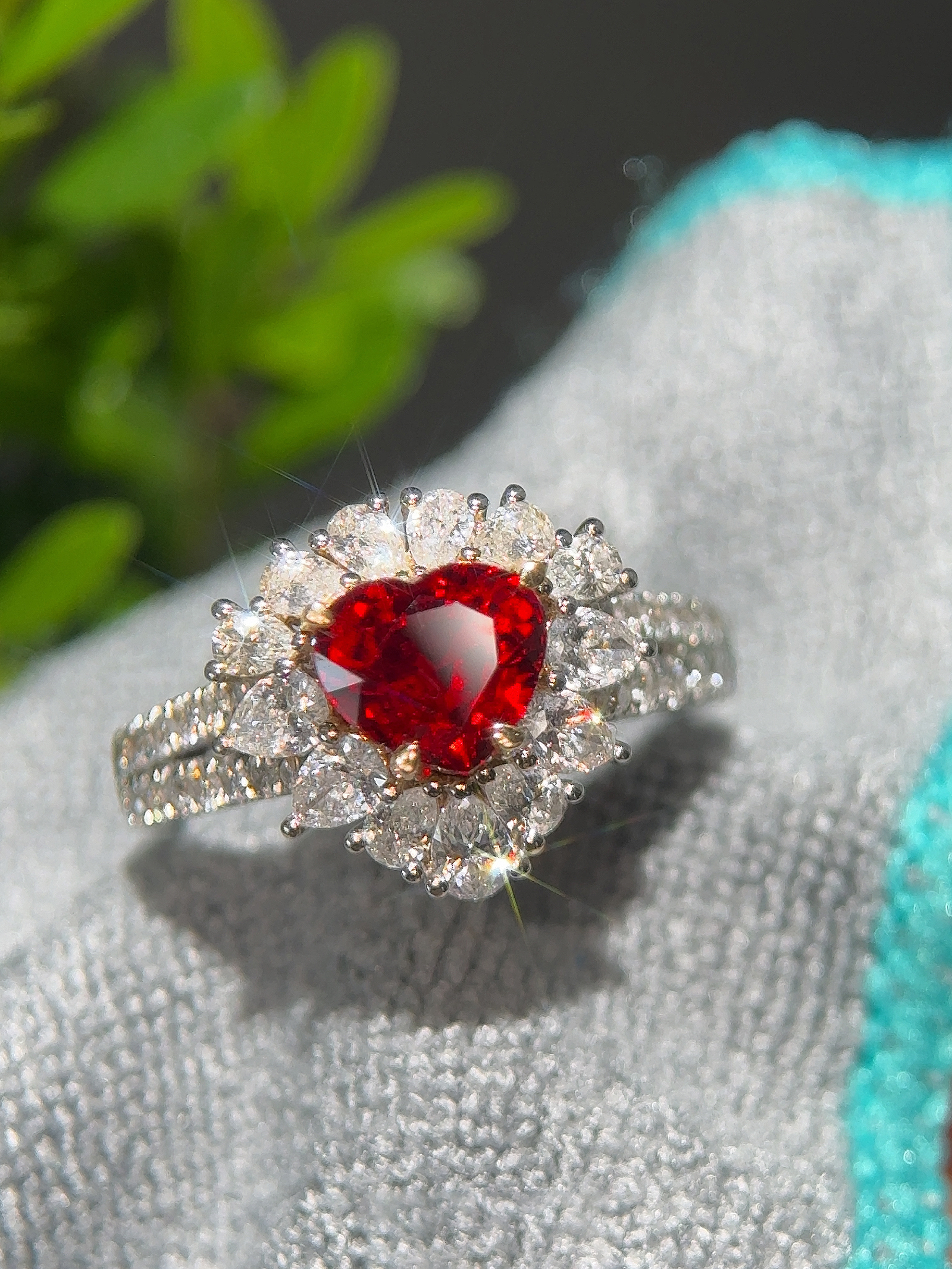 【梁小姐彩宝】传承！18K金无烧莫桑比克鸽血红红宝石爱心钻石戒指1.58克拉（3-5天左右）