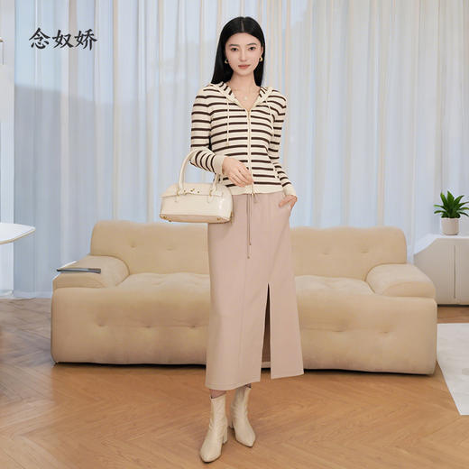 【商场同款】CNS5857 “ 细腻垂顺开叉半裙” 柔软细腻有质感 松紧腰设计休闲感驼色半裙 商品图2