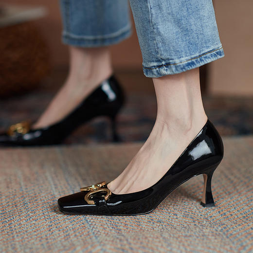 YLY1078法式气质单鞋女2025新款细跟漆皮上班鞋子复古方头猫跟白色高跟鞋 商品图2