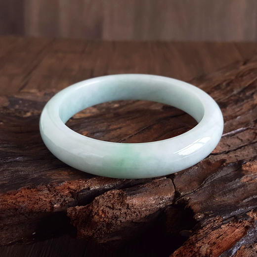 【天然正品】A货翡翠天然细腻无纹裂正桩青白含绿糯种59号翡翠手镯女士现售价：1680！310325AH46 商品图3