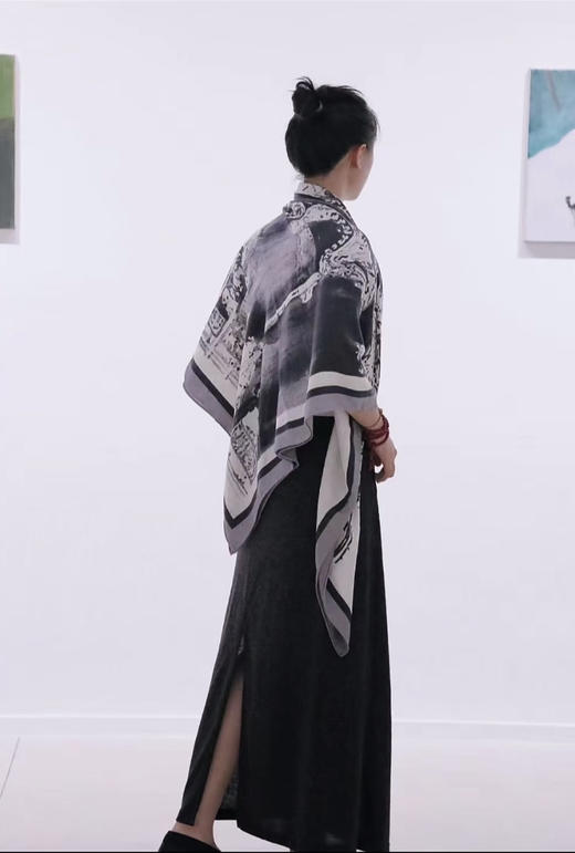 88-5 渠道货 小禾 水粉巴黎 丝羊绒 大号围巾 艺术感大披肩 实用胜外套 商品图0