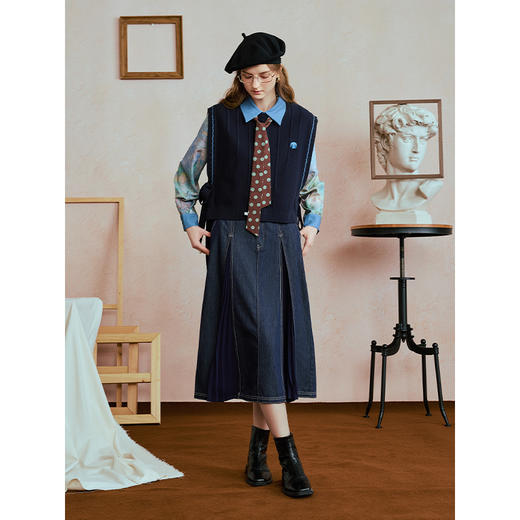 两三事 莱茵清影 2025秋季新款休闲刺绣章仔绑带无袖毛衣女宽松 商品图3