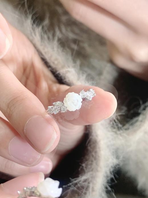 KADER 卡蒂罗 玫瑰之约情侣戒指 925银纯白花朵浪漫设计开口可调节一对 简约优雅约会配饰 礼盒520 商品图8