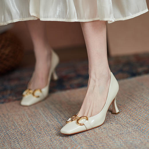 YLY1078法式气质单鞋女2025新款细跟漆皮上班鞋子复古方头猫跟白色高跟鞋 商品图0