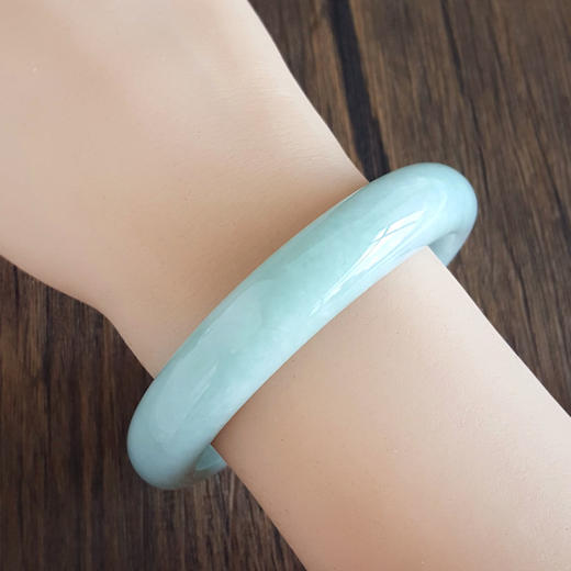 【天然正品】A货翡翠天然细腻无纹裂正桩青白含绿糯种59号翡翠手镯女士现售价：1680！310325AH46 商品图6